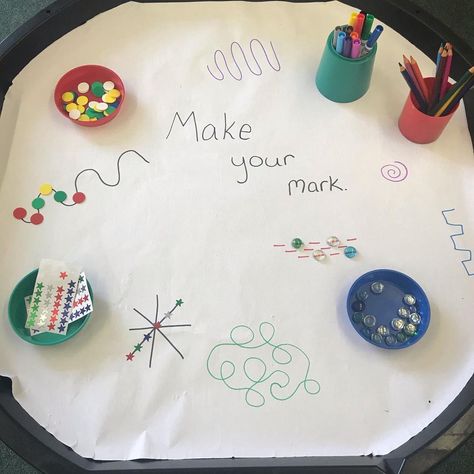 Tuff tray ideas 🙂 on Instagram: “A simple (but super effective) mark making tray ➿〰️➰ #markmaking #drawing #colours #earlyyears #earlyyearsideas #eyfs #eyfsfun…” Markmaking Drawing, Mark Making Early Years, Continuous Provision Eyfs, Special Education Classroom Setup, Tuff Tray Ideas, Sorting Colors, Reggio Inspired Classrooms, Funky Fingers, Eyfs Classroom