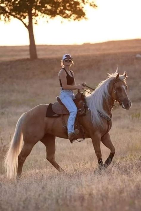 Horse Back Riding Outfits Casual Western, Cowgirls And Horses, Cowgirl Pictures With Horse, Summer Horse Riding Outfit, Western Riding Outfit, Western Riding Aesthetic, Western Horse Photography, Horse Riding Photoshoot, Cowgirl On Horse