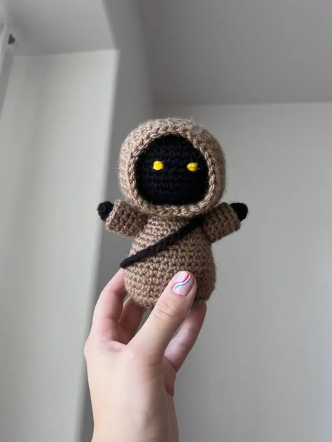 Crochet Jawa From Star Wars - Media Chomp Crochet Chewbacca, Crochet Star Wars, Penguin Crochet, Star Wars Crochet, Kids Crochet Pattern, Newborn Crochet Patterns, Crochet Idea, Crochet Stars, Stitch Ideas