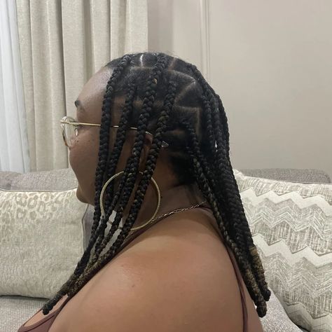 Short large knotless with barrels at the ends! (hair included, house calls ONLY) . . . . . . #trending #trinibusinesses #trinidad #trinihairdresser #trinibraiders #hair #hairinspo #housecall #hairstyle #beauty #braids #braider #business #womenstyle #explore #explorepage #fyp Braider Business, Large Knotless, Short Large, Trinidad, Hair Inspo, Barrel, Braids, Bra, Hair Styles