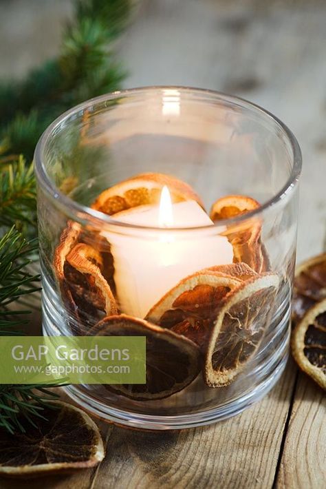 Christmas table decoration of a candle with dried orange slices in glass jar Christmas Table Deco, Deco Orange, Christmas Table Decoration, Natural Christmas Decor, Orange Christmas, Homemade Christmas Decorations, Garden Decor Diy, Dried Oranges, Orange Decor