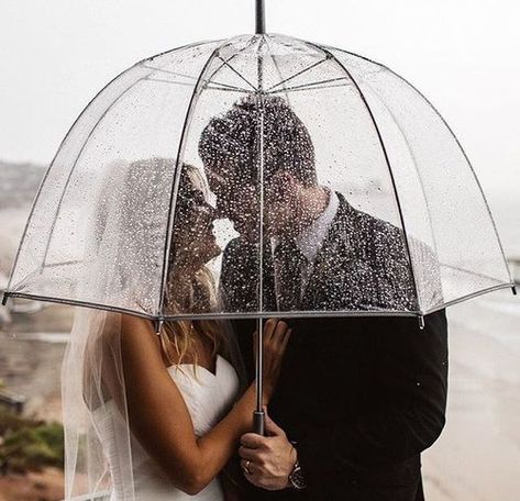 Clear Umbrella Wedding, Rain Wedding Photos, Wet Wedding, Rainy Wedding Photos, Photography Rain, Wedding Photography List, Umbrella Photography, Rain Wedding, Wedding Posing