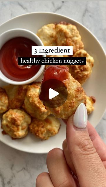 Emily | Simple Healthy Recipes on Instagram: "These healthier chicken nuggets are made with only a few real ingredients. No preservatives or additives and perfect for kids.   These healthy chicken nuggets are a win for everyone - perfect for any meal and nuggets you’ll actually feel good about giving to your kids 🙌  Recipe here ⬇️⬇️⬇️  Ingredients  500g ground chicken 1 egg 3/4 cup cheese (1/2 cup mozzarella and 1/4 Parmesan) Spices: 1/2 tsp garlic powder, 1/2 tsp onion powder, 1/2 paprika Salt and pepper   Directions  1. Mix all the ingredients together 2. Form into nugget shape 3. Bake at 220°C for 20-25 minutes or until cooked through and golden   #chickennuggets #nuggets #healthyrecipes #chickennugget #nuggetrecipe #healthynuggets #healthykids #recipesforkids #kidfood #healthyfoodfork 3 Ingredient Chicken, Healthy Chicken Nuggets, Peach Bowl, Chicken Nugget Recipes, Nuggets Recipe, Real Ingredients, Ground Chicken, Kids Recipes, Chicken Nuggets