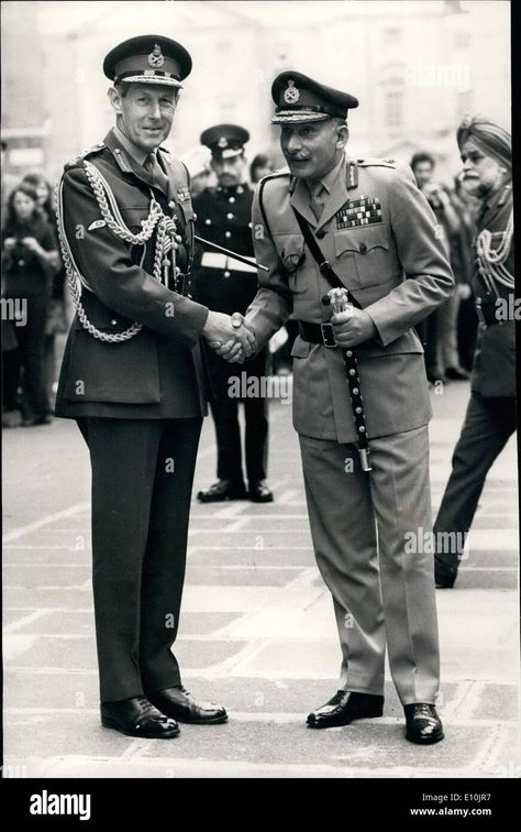 Download this stock image: Apr. 16, 1973 - April 16th 1973 Field Marshal Manekshaw, Indian Army. Field Marshal S.H.F.J. Manekshaw, MC., Indian Army, who is on a visit ot the United Kingdom, this morning went to the Ministry of Defence, London where he was greeted by Chief of General Staff, General Sir Michael Carver, and a Guard of Honour found by 1st Battalion The Irish Guards, with the Band of Coldstream Guards in attendance. Field Marshal Manekshaw held the appointment of Chief of the Army Irish Guards, Coldstream Guards, Field Marshal, Indian Army, Image Processing, The Army, Military History, This Morning, United Kingdom