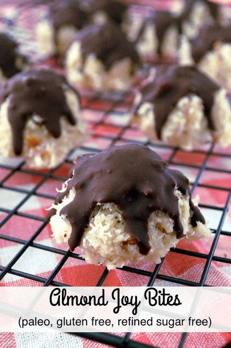 Paleo Almond Joy Bites are a tasty, no-bake version of your favorite Halloween candy! Christmas No Bake, Sweet Alternatives, Almond Joy Bites, Joy Cookies, Almond Joy Cookies, Veg Food, Paleo Food, Paleo Sweets, Healthier Recipes