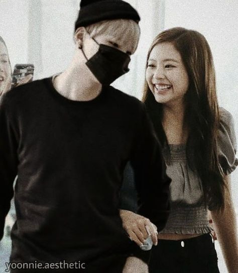 880 Likes, 36 Comments - BTS Suga and BlackPink Jennie (@yoonnie_swaggummy) on Instagram: “Suga and Jennie arriving at Incheon airport  Suga looks like a caring oppa . . #yoonnie #yoonie…” Yoongi Girlfriend, Bts Girlfriends, Swag Couples, Bts Twice, Kpop Couples, Bts Girl, Bts Imagine, Blackpink And Bts, Jimin Jungkook