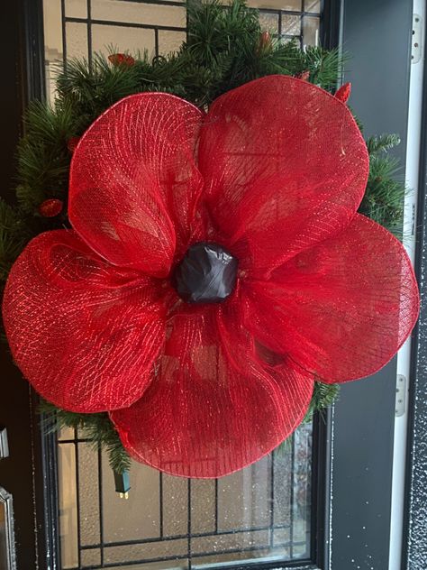 Remembrance Day Wreath, Felt Flower Template, Poppy Craft, Remembrance Day Poppy, Poppy Wreath, Crafts Sewing Projects, Deco Wreaths, Deco Mesh Christmas Wreaths, Remembrance Day