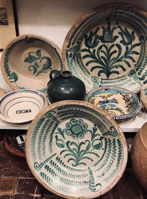 Sicily Ceramics, Spanish Pottery, Italian Majolica, Marble Ceramics, Rustic Pottery, Pretty Plates, Plate Decor, Pottery Classes, Ceramic Pots