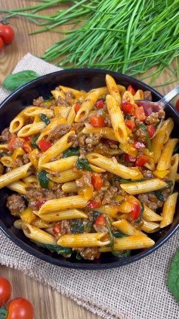 Skillet Pasta, Spinach And Cheese, Skillet, Ground Beef, Summer Recipes, Stuffed Bell Peppers, Yummy Dinners, Spinach, Pasta