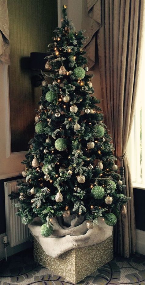 Green Christmas Tree Decorations, Green Christmas Decorations, Christmas Tree Inspo, Green Xmas, Christmas Tree Decorating Themes, Ideas Christmas Tree, Creative Christmas Trees, Christmas Themes Decorations, Christmas Tree Inspiration