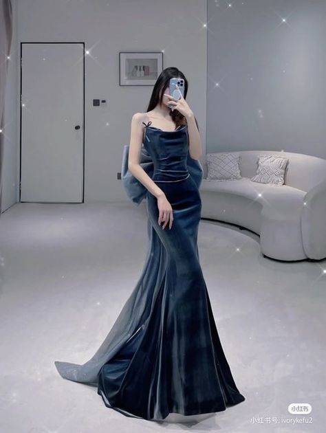 Award Show Gowns, Deep Blue Ball Gown, Korean Award Show Outfits, Dresses For Award Shows, Korean Gown Prom, Korean Award Show Dresses, Award Show Aesthetic, Korean Gowns Dresses, Prom Dress Korean