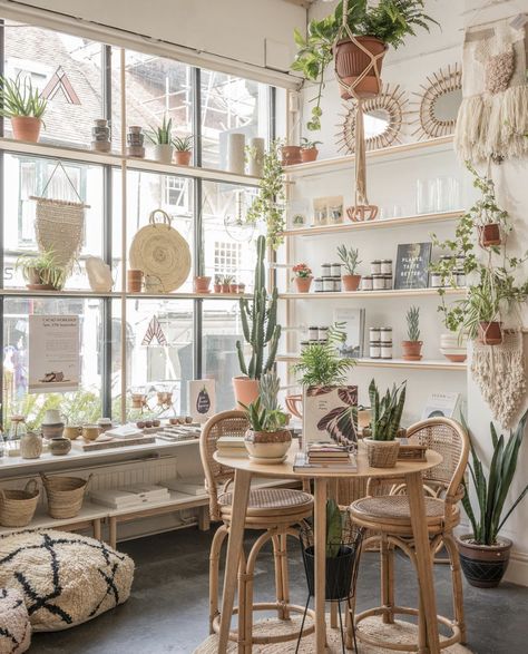 Small Shop Interior, Flower Shop Design, Coffee Shop Interior Design, Cafe Concept, Coffee Shops Interior, Store Interiors, Coffee Shop Design, Cafe Interior Design, Restaurant Interior Design