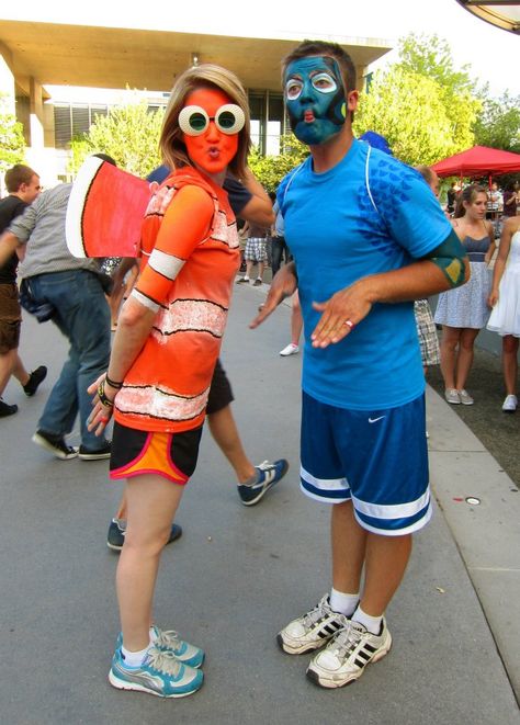 "Have you seen my dad?" - Nemo & Dory. Dory Halloween Costume, Nemo And Dory Costume, Easy Diy Couples Costumes, Dory Costume, Finding Nemo Costume, Nemo And Dory, Nemo Costume, Couple Disney, Nemo Dory