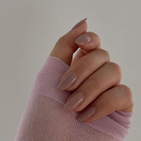 Dark Beige Nails, Minimal Nail Art, Minimal Nail, Dark Hands, Minimal Nails Art, Beige Fashion, Kiss Nails, Subtle Nails, Beige Nails