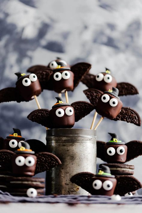 Super cute chocolate marshmallow Halloween bats! Made with only 4 ingredients, this incredibly easy recipe is perfect to enjoy with kids (and adults) this Halloween! Perfect treats for all the trickers! #halloween #marshmallow Halloween Appetizers For Adults, Marshmallow Halloween, Halloween Pretzels, Halloween Finger Foods, Outdoor Halloween Parties, Halloween Appetizers Easy, Mini Caramel Apples, Chocolate Dipped Marshmallows, Halloween Themed Food