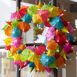 Cocktail Umbrella Wreath - This DIY summer wreath is colorful and quirky. Cocktail Umbrella Wreath, Cocktail Umbrella, Umbrella Wreath, Crayon Wreath, Christmas Palette, Cocktail Umbrellas, Party Girlande, Fun Wreath, Holiday Fragrance