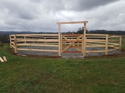 Horse Coral Ideas, Cheap Round Pen For Horses, Small Horse Barn Plans, Round Pens For Horses, Horse Stables Design, Horse Riding Arena, Kennel Ideas Outdoor, Paddock Trail, Horse Pens