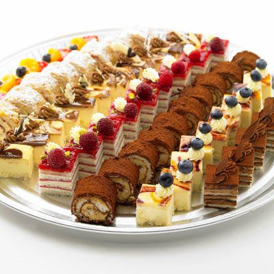 بيتي فور, Dolci Finger Food, Patisserie Fine, Dessert Platter, Bowl Cake, Dessert Buffet, Fancy Desserts, Mini Cheesecakes, Eclairs