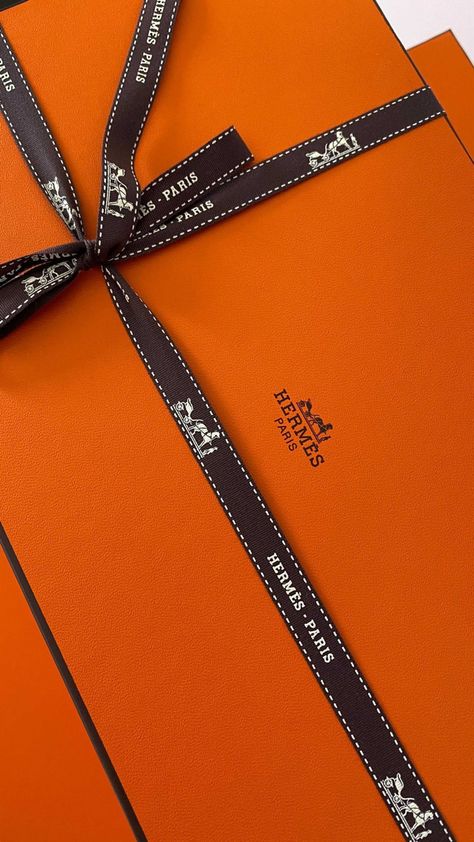 Hermes Orange Wallpaper, Pakistani Actress Hairstyle, Hermes Gift, Norah Jones, Hermes Orange, Rich Girl Lifestyle, Orange Boxes, Hermes Box, Orange Wallpaper