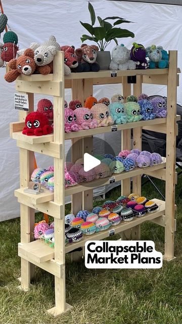 Craft Market Display Diy, Booth Shelving Ideas, Diy Craft Market Display, Ceramic Display Ideas, Diy Display Shelves, Crochet Display, Market Shelf, Diy Display Shelf, Stuffed Animal Displays