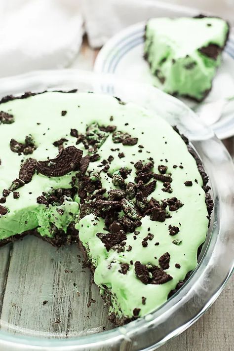 Easy traditional Grasshopper Pie is made with creme de menthe and marshmallow fluff for a creamy, silky no bake dessert. Lightly minty and creamy frozen filling like ice cream in a chocolate cookie crust. Perfect for St Patrick's Day, Christmas, and mint chocolate lovers. Frozen Grasshopper Pie, Fluff Marshmallow, Grasshopper Pie Recipe, Pie Cabinet, Fluff Recipes, Mint Chocolate Recipes, Mint Pie, Grasshopper Pie, Mint Chocolate Chip Cookies