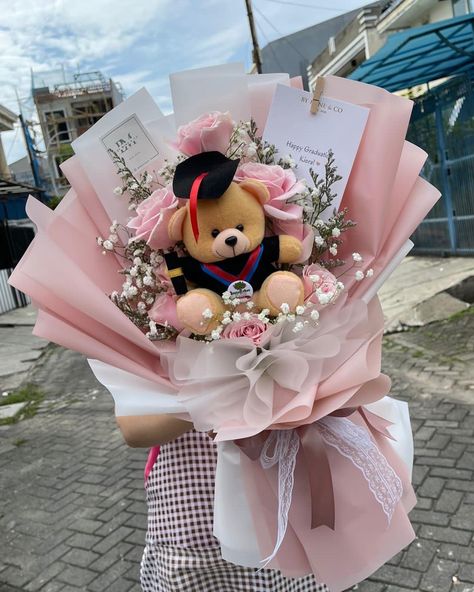 Buket Wisuda Aesthetic, Convo Bouquet, Buket Graduation, Bucket Wisuda, Bouquet Graduation, Graduation Bouquet, Valentines Gift Box, Happy Graduation, Bouquet Flower