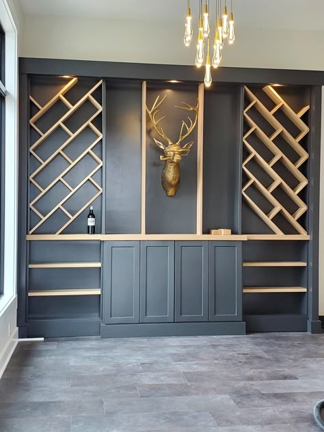 Bar Glass Storage Cabinet, Wall Wine Bar Ideas, Bar Cupboard Ideas For Home, Wine Wall Display Diy, Dinning Room Wine Rack, Bottle Collection Display Ideas, Wine Wall Display Ideas, Bar Bottle Display Ideas, Modern Built In Bar