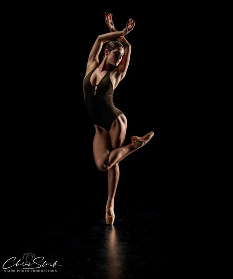 Dance Poses For Pictures Pointe, Easy Dance Poses For Pictures Photo Ideas, Pointe Photoshoot Poses, Jazz Poses For Pictures, Easy Ballet Poses Photography, Dance Picture Poses Easy, Ballet Photoshoot Ideas, Dance Poses Easy, Easy Ballet Poses