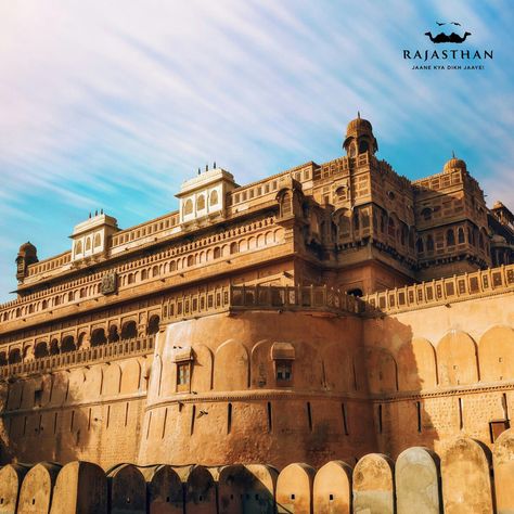 Fort Background, Junagarh Fort Bikaner, Indian Fort, University Brochures, Hindu Architecture, Amer Fort, Castle Background, Wedding Background Images, Red Sandstone