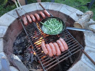 DIY grate for cooking on fire pit / camping without camping Cinder Block Bench, Fireplace Diy, Diy Outdoor Seating, Fire Pit Cooking, Backyard Ideas For Small Yards, Garden Seating Area, Diy Seating, Raised Patio, Fire Pit Bbq