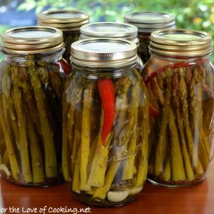 Spicy Pickled Asparagus Recipe, Canning Cupboard, Pickled Asparagus Recipe, Spicy Asparagus, Panko Crusted Chicken, Pickled Asparagus, Pickled Garlic, Pickled Veggies, Pickled Vegetables