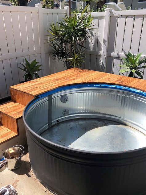 Water Trough Pool Ideas, Metal Pool Galvanized, Diy Mini Pool, Tin Pool, Stock Tank Pool Deck, Stock Pool, Stock Tank Pool Ideas, Tank Pool Ideas, Stock Tank Swimming Pool