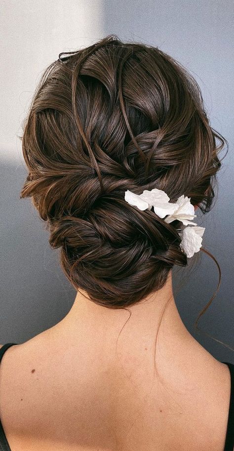 44 Messy updo hairstyles - The most romantic updo to get an elegant look Wedding Updo Brunette Classy, Messy Bridal Updo Brunette, Hairstyles Wedding Updo, Romantic Loose Updo, Romantic Messy Updo, Romantic Bridal Updos Dark Hair, Updo Hairstyles Wedding, Bridal Updo Hairstyles, Elegant Top Knot