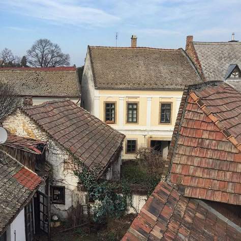 Foto Muro Collage, Rooftops, Light Academia, Old Buildings, Pretty Places, Cottage Core, Pretty Pictures, Mood Boards, Places To Go