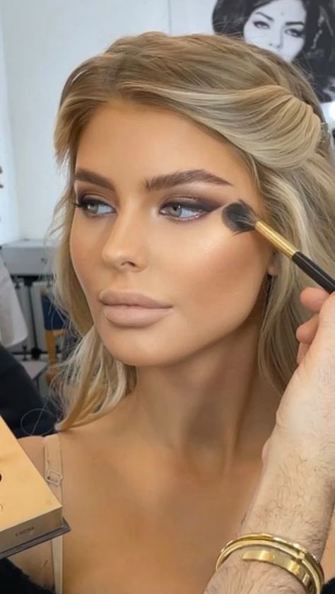 makeup for green eyes Natural Glowing Makeup Green Eyes, Make Up Ideas For Blondes, Full Glam Makeup For Blondes, Brides Maid Make Up, Blonde Eye Makeup, Wedding Makeup Contour, Glam Bride Makeup Green Eyes, Make Up For Blondes With Green Eyes, Bronzer Eyeshadow Look