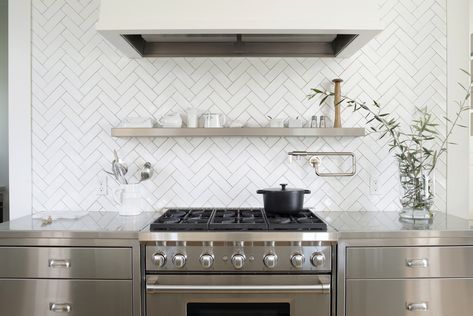 Backsplash Herringbone, White Kitchen Splashback, Modern Kitchen Backsplash, Kitchen Splashback Tiles, Farmhouse Kitchen Backsplash, Bungalow Kitchen, Refacing Kitchen Cabinets, Kitchen Backsplash Designs, Kitchen Remodel Design