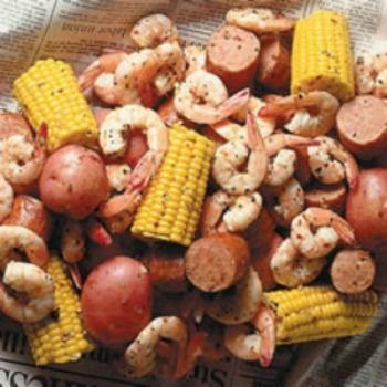 Frogmore Stew, Low Country Boil Recipe, How To Cook Kielbasa, Country Boil, Low Country Boil, Boiled Food, Seafood Seasoning, Enjoy Your Meal, Shrimp Boil