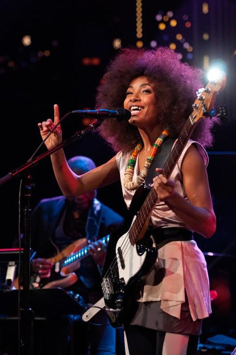 Esperanza Spalding (2013) Singer Style, Esperanza Spalding, Fluffy Curls, Rock And Roll Girl, Musician Photography, Austin City Limits, Rock Chick, Female Musicians, Jazz Musicians