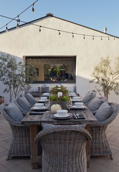 can this please be our backyard? Garden Studio: A Modern Farmhouse Backyard Dining Table, Farmhouse Backyard, Backyard Dining, Balkon Decor, Italian Farmhouse, Farmhouse Patio, Farmhouse Garden, Patio Makeover, Pergola Patio