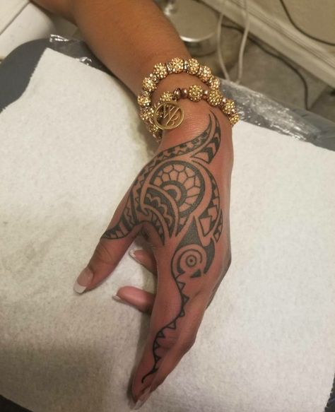 Hawaiian Hand Tattoos For Women, Maori Hand Tattoos For Women, Polynesian Finger Tattoo, Polynesian Hand Tattoos For Women, Hand Tattoos Polynesian, Samoan Hand Tattoo Women, Women Polynesian Tattoo Arm, Women’s Polynesian Tattoo, Polynesian Tattoos Women