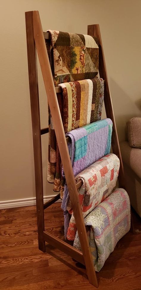 Quilt Ladder Diy, Blanket Rack Diy, Blanket Display Ideas, Quilt Rack Diy, Old Ladder Ideas, Quilt Display Racks, Quilt Ladder, Blanket Rack, Awesome Woodworking Ideas