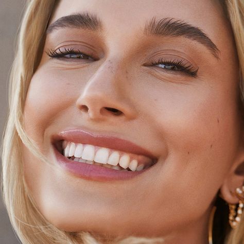 Hailey Bieber Updates on Twitter: "Hailey Bieber for @bareMinerals.… " Hailey Bieber Style, Justin Hailey, Makeup 101, Smile Teeth, Leg Tattoos Women, Minimal Makeup, Famous Girls, Hailey Baldwin, White Teeth