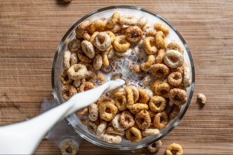 Pour The Vegan Milk: Breakfast Cereals Pivot To Plant-Based, High-Protein, Low-Sugar Options Healthy Breakfast Choices, Healthy Late Night Snacks, Night Time Snacks, Healthy Cereal, Bowl Of Cereal, Breakfast Choices, Iron Rich Foods, Late Night Snacks, Night Snacks