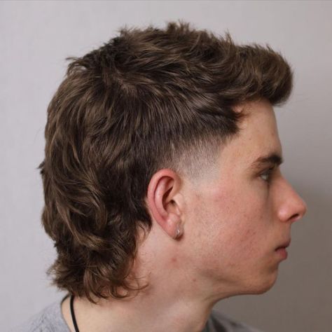 Mullet Haircut for Men with Wavy Hair Mullets For Men, Mullet Haircut For Men, Men With Wavy Hair, Corte Mullet, Modern Mullet Haircut, Hairstyles For Wavy Hair, Crew Cut Haircut, Haircut Ideas For Men, Mohawk Hairstyles Men