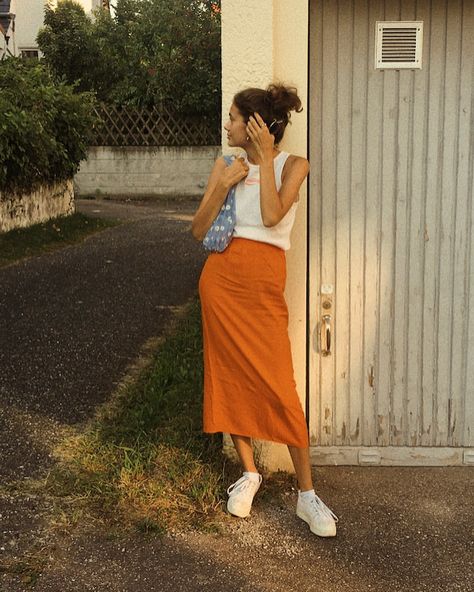 Hannah op Instagram: "my love for midi skirts is endless 🤠" Midi Skirt Outfits, Eva Meloche, Orange Midi Skirt, Midi Skirt Outfit, Warm Weather Outfits, Cool Fits, Midi Skirts, Skirt Outfit, Casual Chic Style