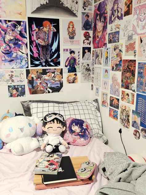 Otaku Bedroom Aesthetic, Girly Anime Room, Manga Bedroom Ideas, Aesthetic Anime Room Ideas, Otaku Desk, Anime Bedroom Aesthetic, Manga Bedroom, Anime Themed Room, Otaku Bedroom