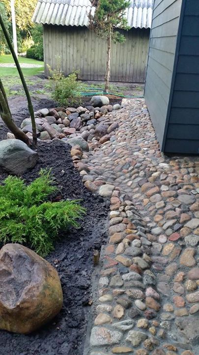 Backyard Drainage, Yard Drainage, Landscaping With Boulders, Areas Verdes, Landscaping With Large Rocks, Rock Garden Landscaping, Stone Path, Small Backyard Landscaping, Backyard Landscaping Designs