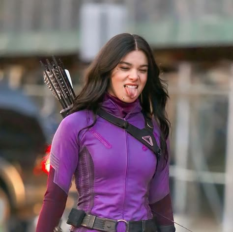 Hailee Steinfeld Kate Bishop, Kate Bishop Hailee Steinfeld, Hawkeye Kate Bishop, Kate Bishop Hawkeye, Purple Leather Jacket, Marvel Hawkeye, Chica Cool, Anniversaire Harry Potter, Marvel Wall