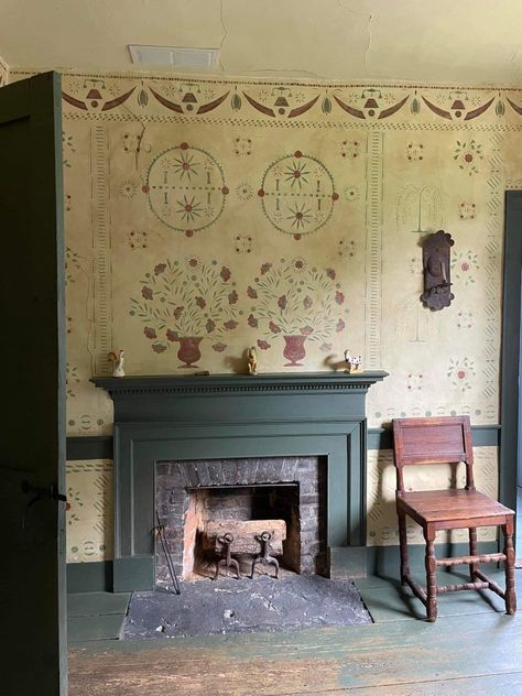 Colonial Living Rooms, Southern Style Homes, American Wallpaper, Colonial Home Decor, Primitive Walls, Colonial Revival, Random House, Stenciling, Colonial House