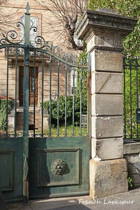 Painted Gates, Apt France, French Gates, Old Gates, Garden Gates And Fencing, Garden Gate Design, Iron Garden Gates, Driveway Entrance, Metal Gates